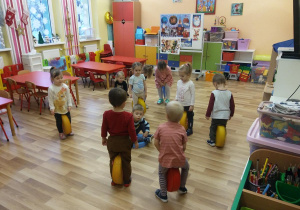 Dzieci bawią się w pomocników św. Mikołaja